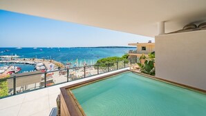 A balcony with a view of a marina and a swimming pool. - Exceptional penthouse - panoramic view (Cannes)