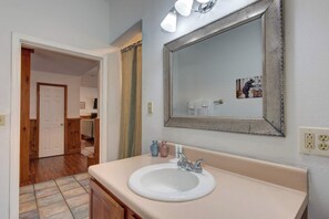 Bathroom - Ski Mountain Manor | Theater Room | Hot Tub | Fire Pit | Sleeps 14 (Gatlinburg)