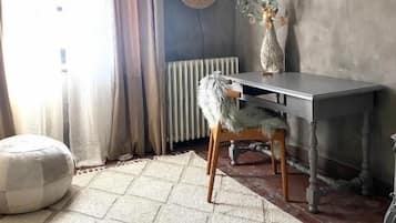 Chambre quadruple familiale, vue sur la cour intérieure | Intérieur