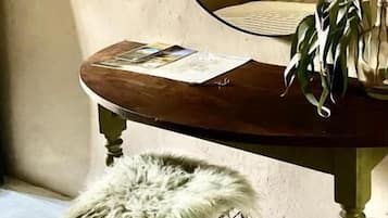 Chambre Confort double ou avec lits jumeaux, vue sur la cour intérieure | Intérieur
