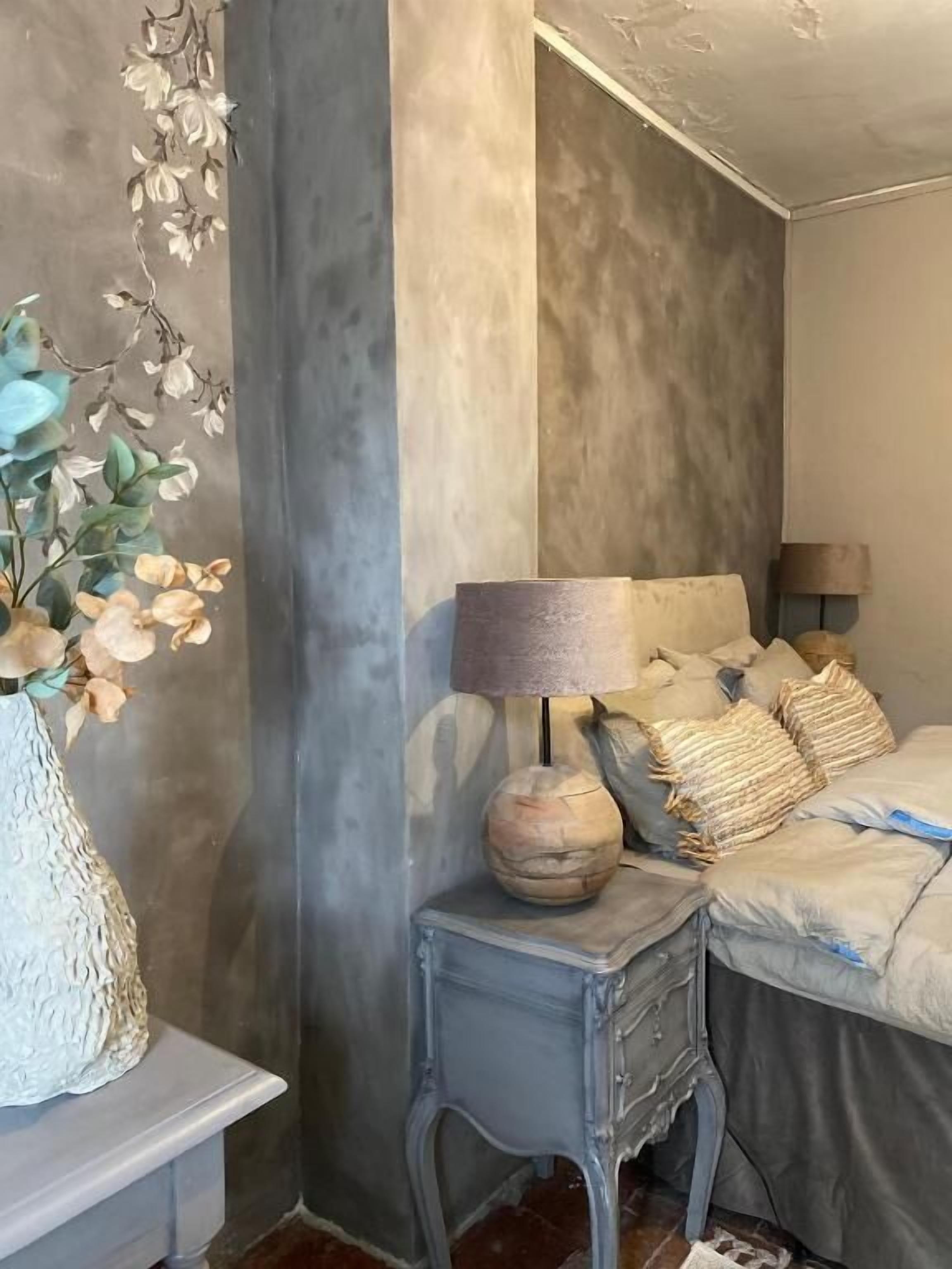 Chambre Confort Double ou avec lits jumeaux, vue cour intérieure | Espace de travail pour ordinateur portable, Wi-Fi gratuit, draps fournis