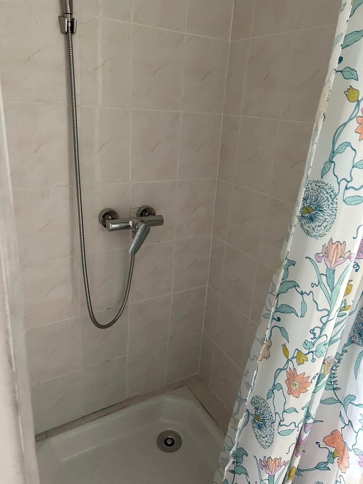 Een douche, zeep, toiletpapier