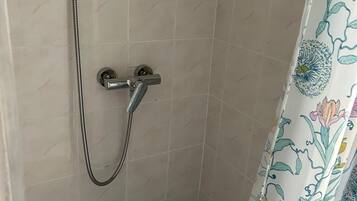 Een douche, zeep, toiletpapier