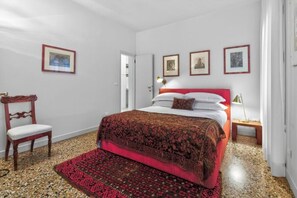 3 habitaciones, escritorio y tabla de planchar con plancha 