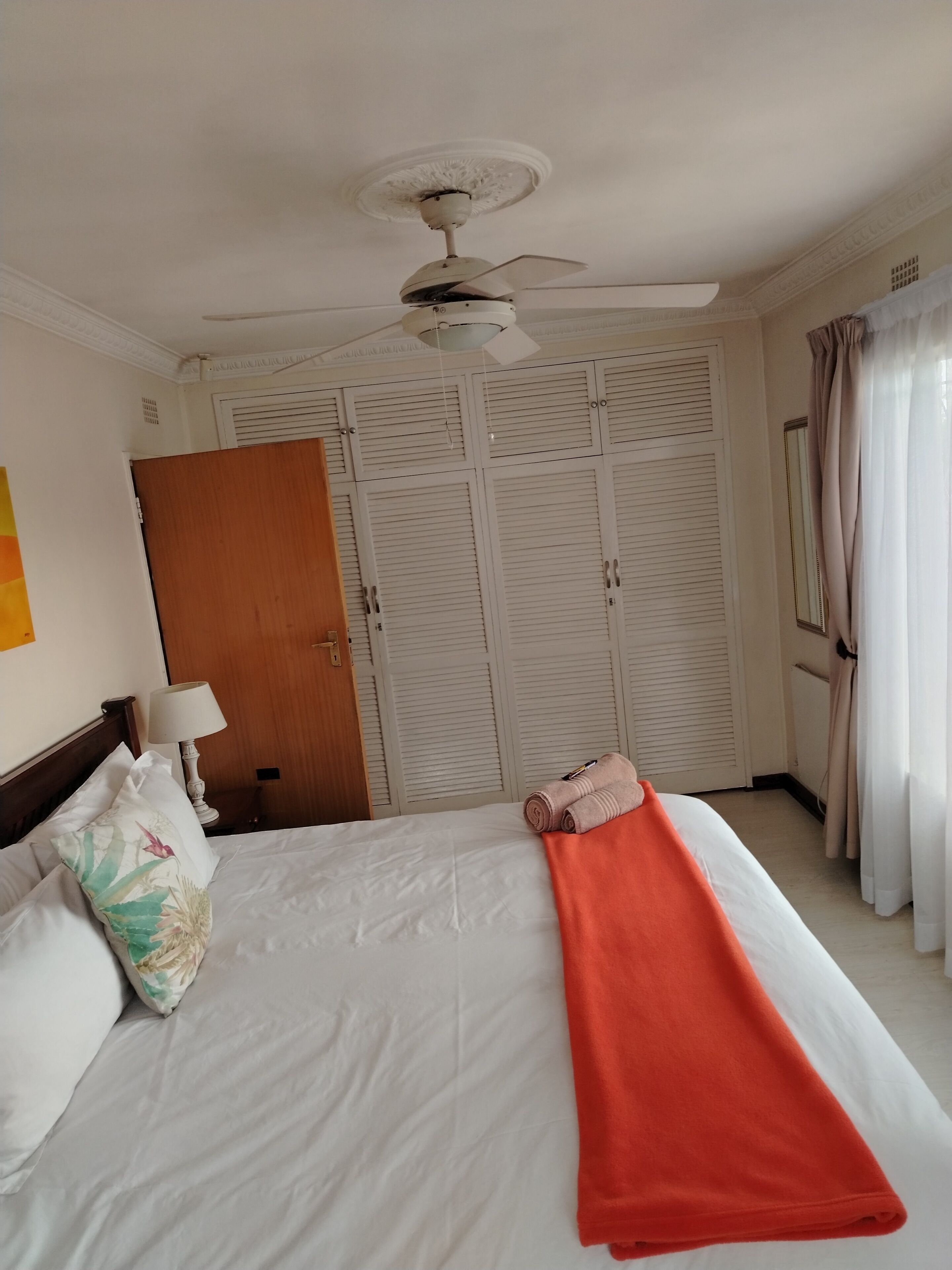 Quarto casal superior, vista para o jardim | Cofres nos quartos, cortinas blackout, ferros/tábuas de passar roupa