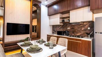 Full-size fridge, microwave, oven, stovetop
