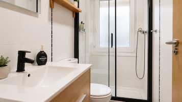 Douche, sĂšche-cheveux, serviettes fournies, savon