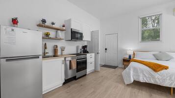 Réfrigérateur, micro-ondes, plaque de cuisson, lave-vaisselle