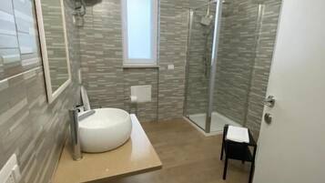 Kostenlose Toilettenartikel, Seife, Shampoo, Toilettenpapier