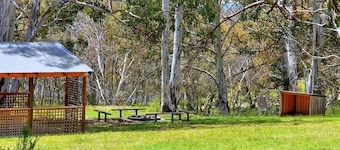 Your gateway to an unforgettable holiday experience in the stunning Snowy Mountains!