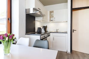 Coffee/tea maker, fridge, microwave, stovetop