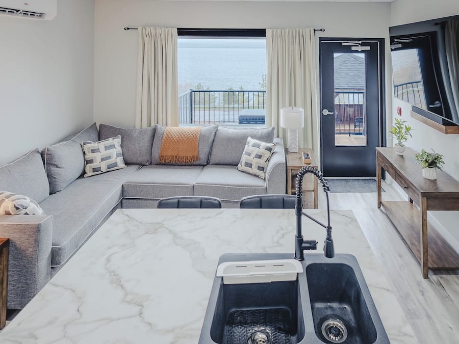 Executive Suite, Ocean View | Ruang tamu | 55 inci sebuah televisyen pintar dengan digital