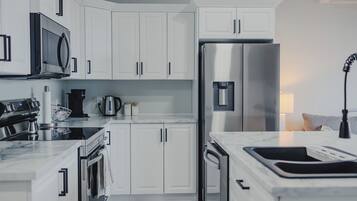 Executive Suite, Ocean View | Private kitchen | Full-size fridge, microwave, oven, stovetop