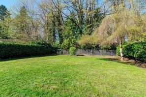 Property grounds - 🏆FIFA 2026 Visitors Welcome! ⚽
Two private, furnished bedrooms with bathroom (Surrey)