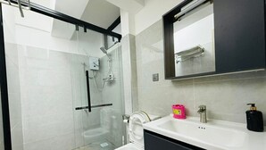 タオル、石鹸、トイレットペーパー
