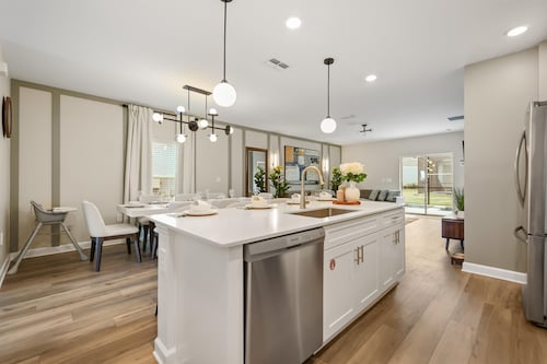 Stylish Home With Pool Hot Tub and Parking