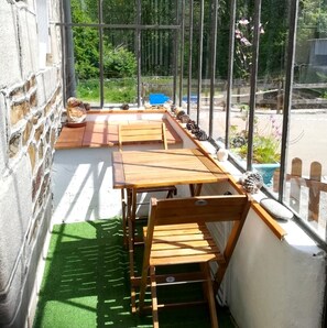 Outdoor dining - Vrbo Property (Scrignac)