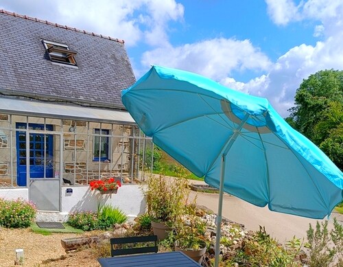 Cosy stone cottage for 2, Monts d'Arrée, near Huelgoat.