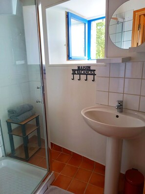 Bathroom - Vrbo Property (Scrignac)
