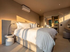Standard Double Room, Balcony, Mountain View | In-room safe, soundproofing, free WiFi - Guesthouse Ubuntu (Stellenbosch)