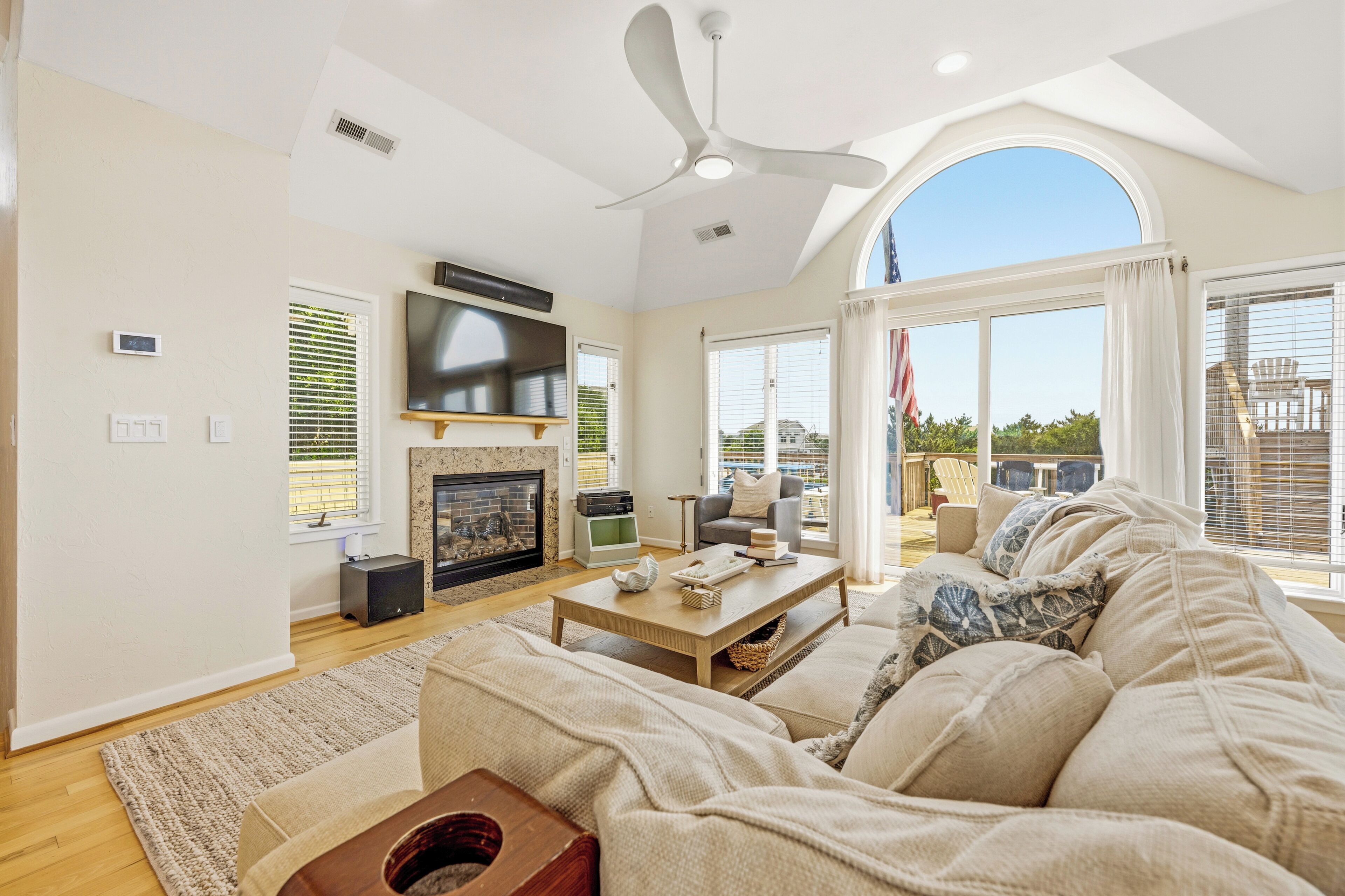Smart TV, fireplace