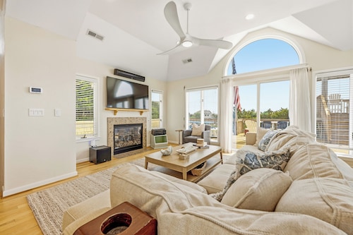 New Listing, King Beds, Dogs, Private Pool, Walk to Beach D0109