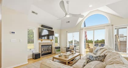 New Listing, King Beds, Dogs, Private Pool, Walk to Beach D0109