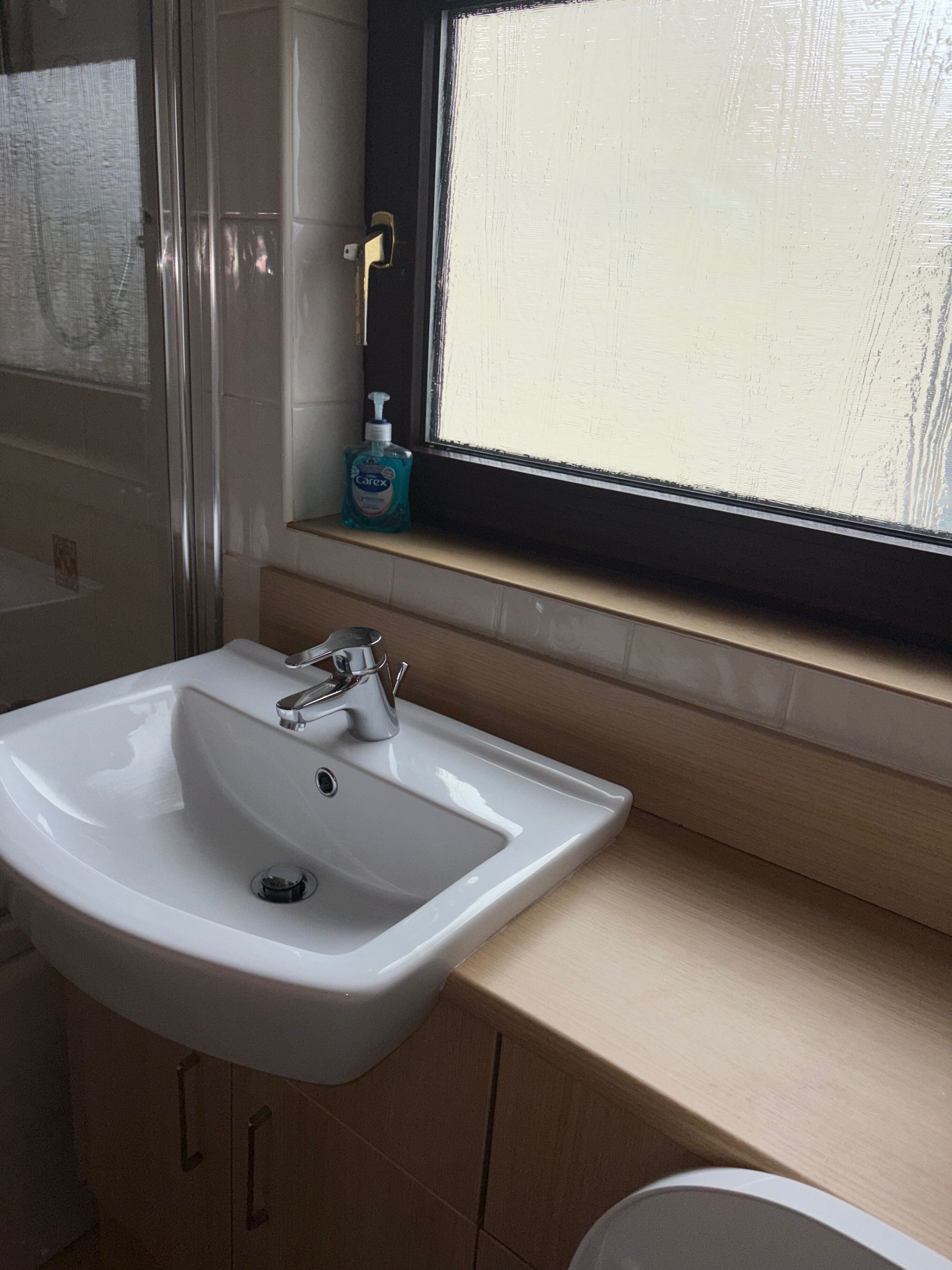 Ducha y bañera combinadas, bañera profunda y toallas