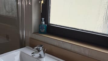 Ducha y bañera combinadas, bañera profunda y toallas