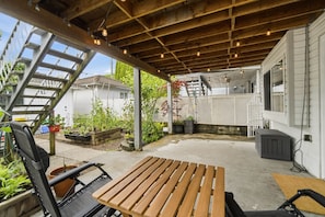 Outdoor dining - Private 2-Bed Basement Suite | Quiet & Comfortable (Vancouver)
