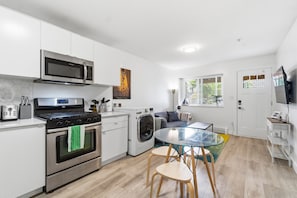 Private kitchen - Private 2-Bed Basement Suite | Quiet & Comfortable (Vancouver)