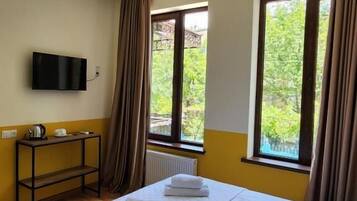 Habitación estándar doble, vistas al jardín | Escritorio, espacio para trabajar con un portátil, wifi gratis