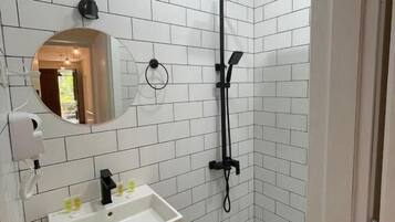 Habitación económica con 2 camas individuales, vistas a la ciudad | Baño | Artículos de higiene personal gratuitos, secador de pelo y toallas