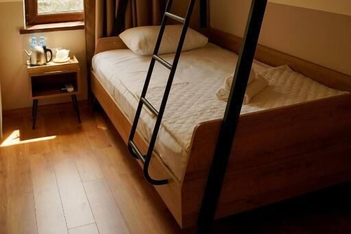 Economy Twin Room, City View | Meja, ruang kerja komputer riba, Wi-fi percuma 