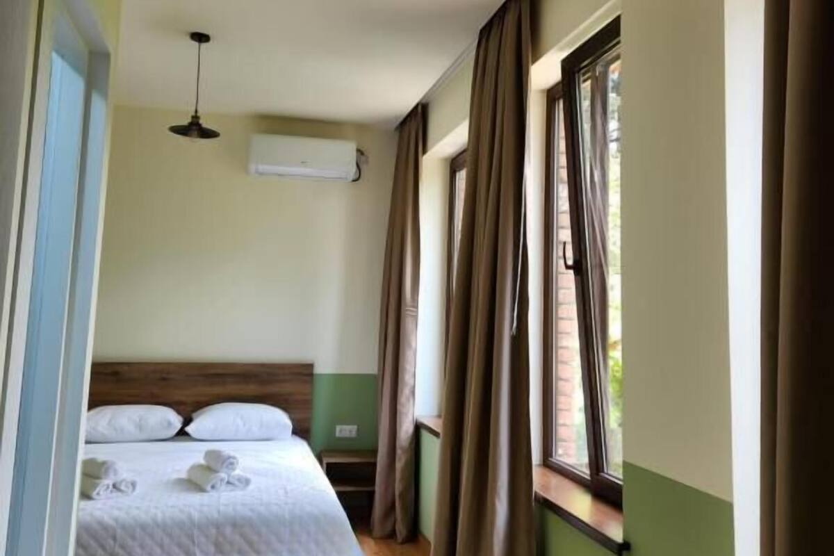 Standard Double Room, Garden View | Meja, ruang kerja komputer riba, Wi-fi percuma 