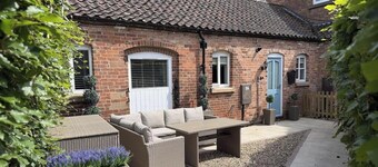 Stable Cottage - with free parking!