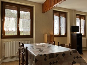 Une chambre avec un lit, une télévision et un radiateur.