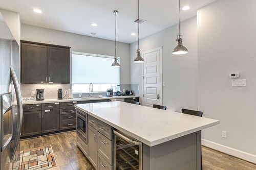 Urban Gem w/ Balcony! Near NRG Stadium & Downtown