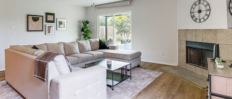 House (5 Bedrooms) | Interior