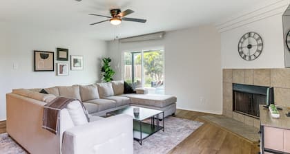 Pool Table & Patio! Group Hub, 4 Mi to Seaworld