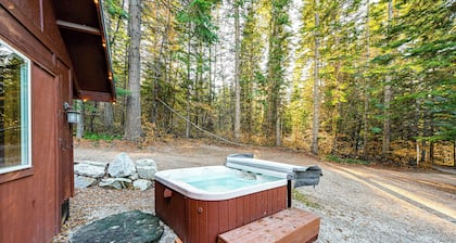 Group Escape w/ Hot Tub, 18 Mi to Bavarian Village