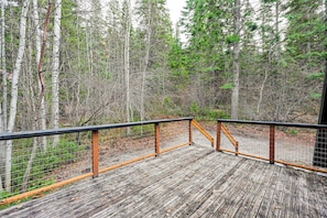 A wooden deck with metal railings, surrounded by dense forest. - Group Escape w/ Hot Tub, 18 Mi to Bavarian Village (Leavenworth)