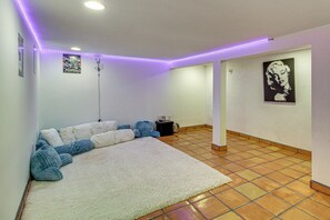 Ein Zimmer mit großem weißen Teppich, einer Couch und einem kleinen Tisch.
