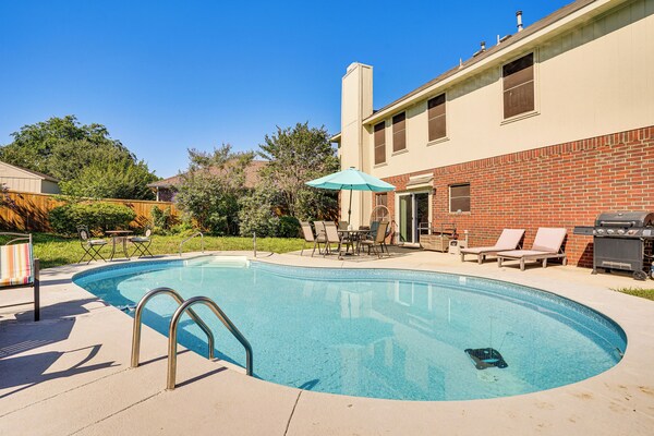 Arlington Home: Pool Oasis Near At&t Stadium - Arlington, TX