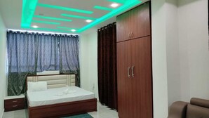 Une chambre à coucher avec un lit, une armoire et un canapé.