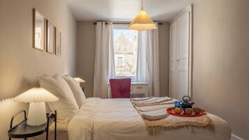 2 bedrooms, iron/ironing board, Internet, bed sheets