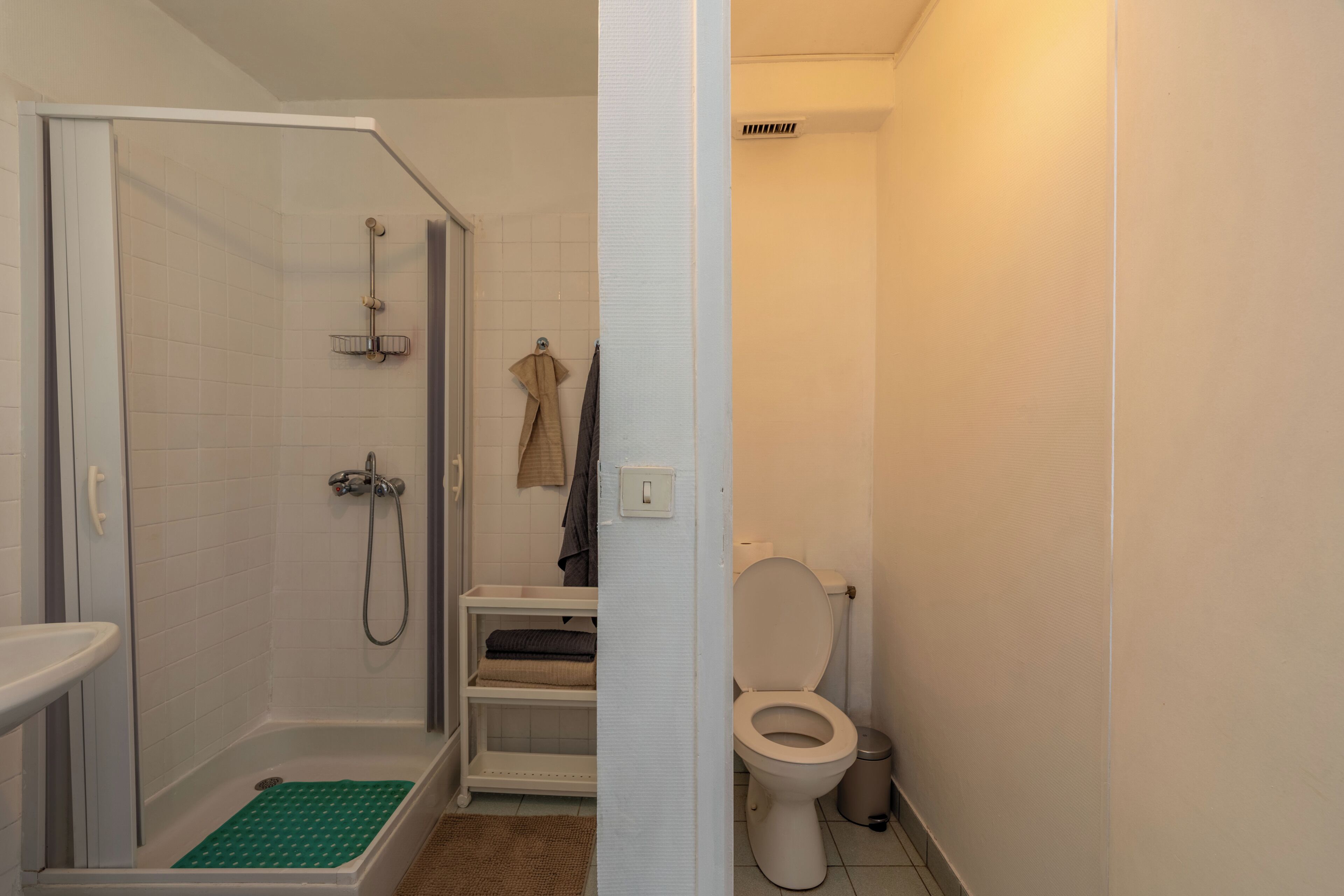 Shower, hair dryer, towels, toilet paper