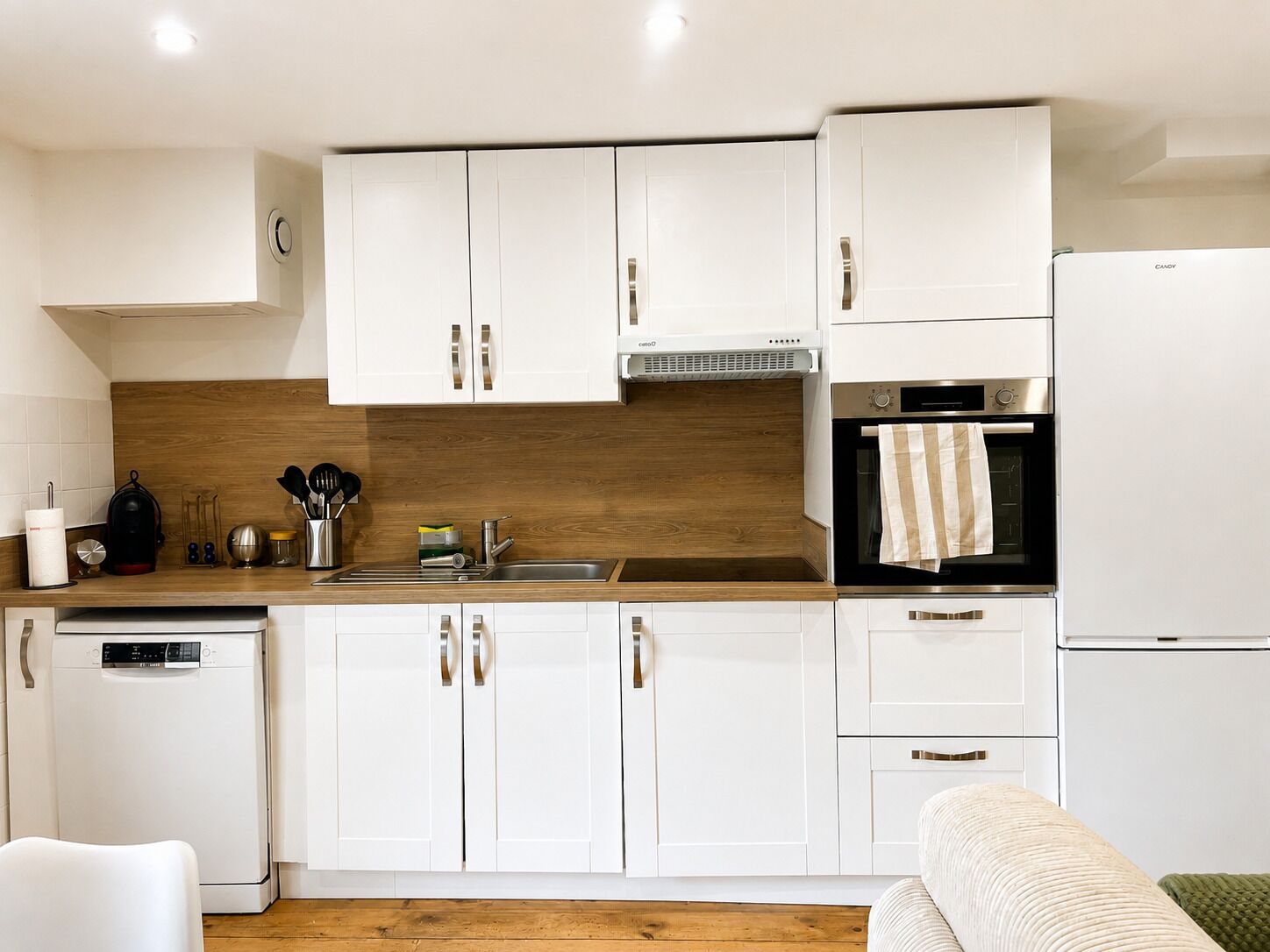 Classic Apartment, 1 Bedroom, Kitchen | Private kitchen | Full-size fridge, microwave, oven, stovetop