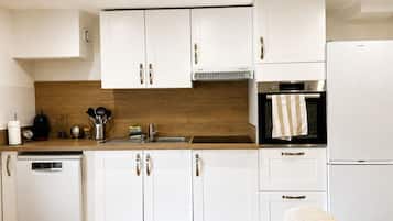 Classic Apartment, 1 Bedroom, Kitchen | Private kitchen | Full-size fridge, microwave, oven, stovetop