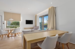 Apartment, Roll-in Shower, Mountain View | Living area | 43-inch LED TV with digital channels